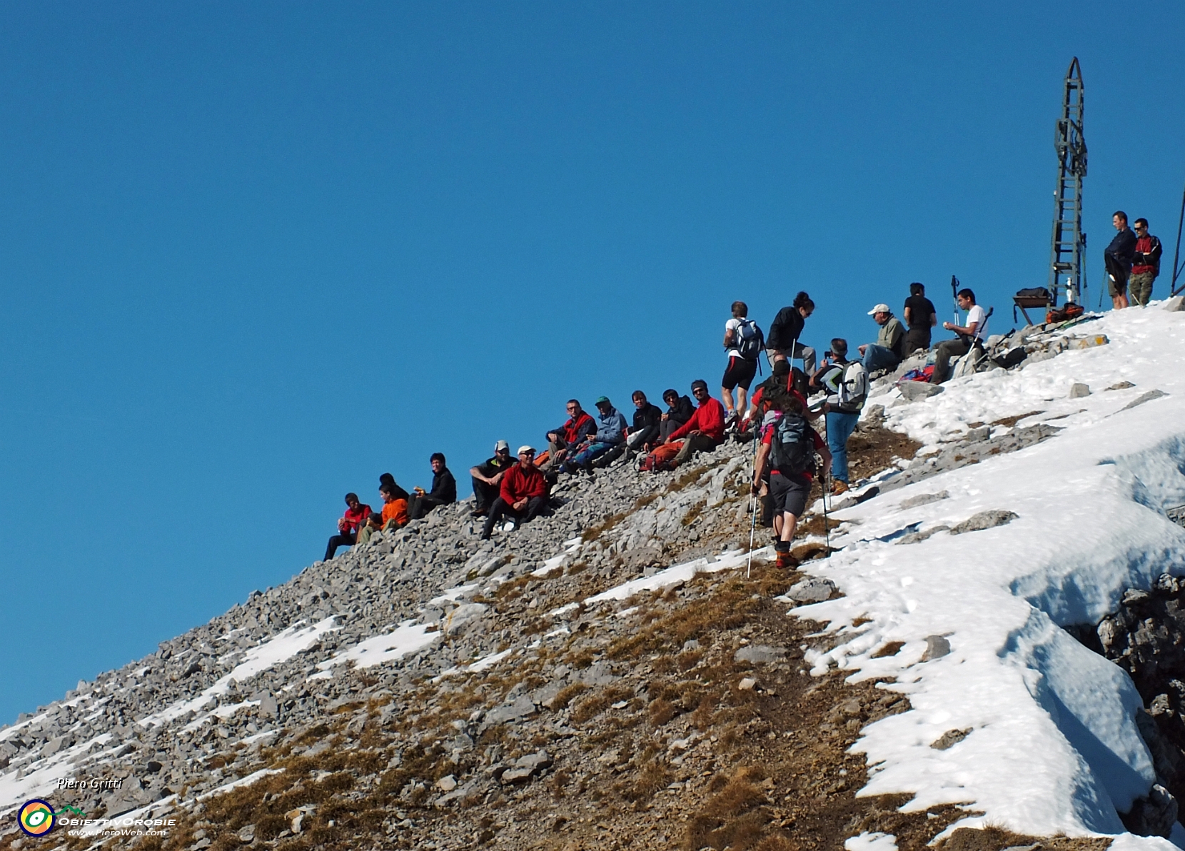 61 a cima Arera (2512 m.)...affollata !.JPG